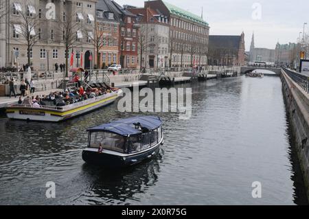 Copenhague, Danemark /13 avril 2024/.visite des canaux Copenhague croisière canard dans le canal de Copenhague ou canal dans la capitale danoise. (Photo.Francis Joseph Dean/Dean Pictures) Banque D'Images