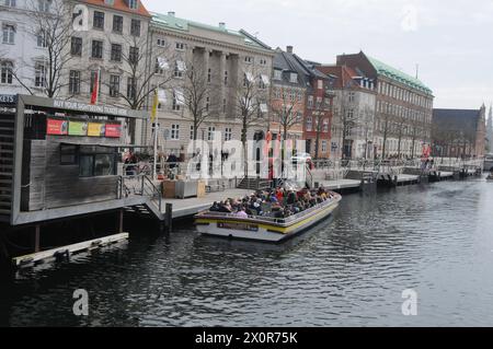 Copenhague, Danemark /13 avril 2024/.visite des canaux Copenhague croisière canard dans le canal de Copenhague ou canal dans la capitale danoise. (Photo.Francis Joseph Dean/Dean Pictures) Banque D'Images