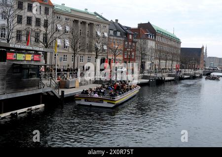 Copenhague, Danemark /13 avril 2024/.visite des canaux Copenhague croisière canard dans le canal de Copenhague ou canal dans la capitale danoise. (Photo.Francis Joseph Dean/Dean Pictures) Banque D'Images