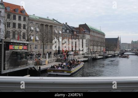 Copenhague, Danemark /13 avril 2024/.visite des canaux Copenhague croisière canard dans le canal de Copenhague ou canal dans la capitale danoise. (Photo.Francis Joseph Dean/Dean Pictures) Banque D'Images