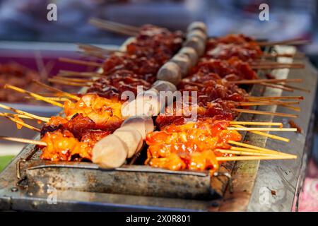 Brochettes grillées de viande de poulet sur barbecue Banque D'Images