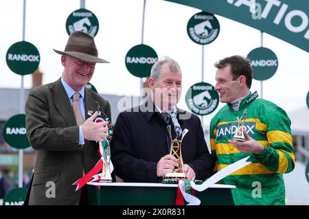 L’entraîneur Willie Mullins, le propriétaire J. P. McManus et le jockey Paul Townend après I Am Maximus ont remporté le Randox Grand National handicap Chase le troisième jour du Randox Grand National Festival 2024 à l’hippodrome d’Aintree, Liverpool. Date de la photo : samedi 13 avril 2024. Banque D'Images