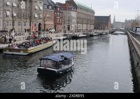 Copenhague, Danemark /13 avril 2024/.visite des canaux Copenhague croisière canard dans le canal de Copenhague ou canal dans la capitale danoise. Photo.Francis Joseph Dean/Dean Pictures Banque D'Images