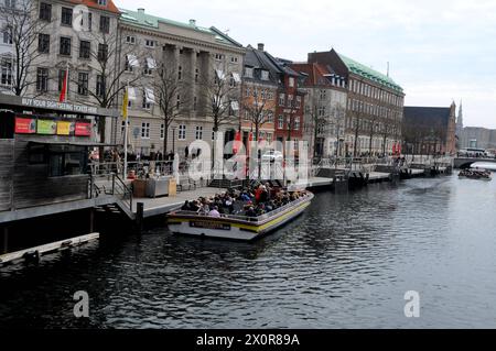 Copenhague, Danemark /13 avril 2024/.visite des canaux Copenhague croisière canard dans le canal de Copenhague ou canal dans la capitale danoise. Photo.Francis Joseph Dean/Dean Pictures Banque D'Images