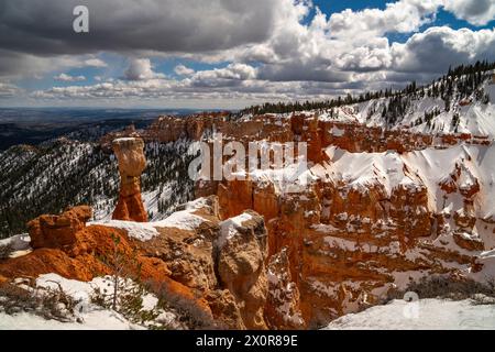 Nuages hivernaux passant au-dessus du Bryce Amphitheater dans le parc national de Bryce Canyon dans l'Utah. Banque D'Images