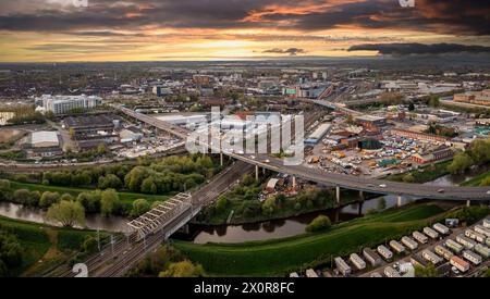 Vue aérienne du paysage urbain de Doncaster avec des liaisons ferroviaires et routières desservant le centre-ville du South Yorkshire au lever du soleil Banque D'Images