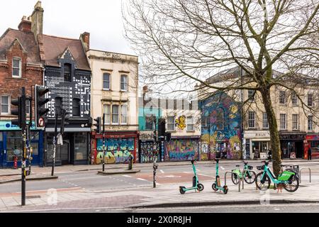 Scène de rue à Stokes Croft avec Street art et graffiti, Bristol, Angleterre, Royaume-Uni Banque D'Images