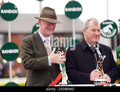 L'entraîneur Willie Mullins avec le propriétaire J. P. McManus après avoir remporté le Randox Grand National handicap Chase avec I Am Maximus le troisième jour du Randox Grand National Festival 2024 à l'hippodrome d'Aintree, Liverpool. Date de la photo : samedi 13 avril 2024. Banque D'Images