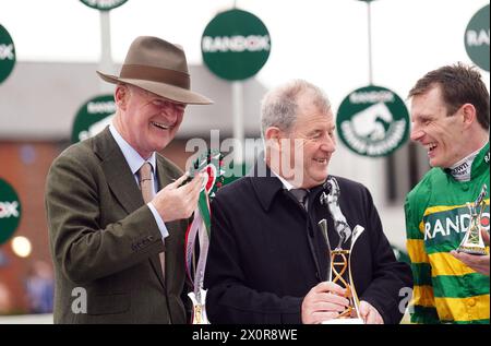 L’entraîneur Willie Mullins, le propriétaire J. P. McManus et le jockey Paul Townend avec le trophée après avoir remporté le Randox Grand National handicap Chase avec I Am Maximus le troisième jour du Randox Grand National Festival 2024 à l’hippodrome d’Aintree, Liverpool. Date de la photo : samedi 13 avril 2024. Banque D'Images