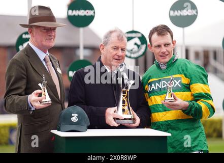 L’entraîneur Willie Mullins, le propriétaire J. P. McManus et le jockey Paul Townend avec le trophée après avoir remporté le Randox Grand National handicap Chase avec I Am Maximus le troisième jour du Randox Grand National Festival 2024 à l’hippodrome d’Aintree, Liverpool. Date de la photo : samedi 13 avril 2024. Banque D'Images