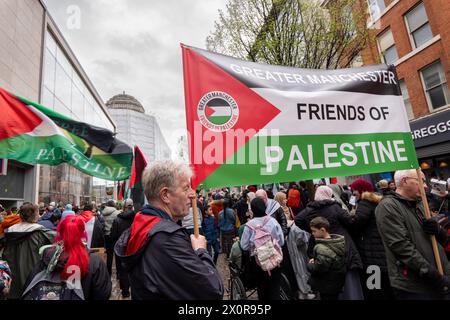 La Palestine anti-conflit de Gaza marches de démonstration à travers le centre-ville de Manchester . La manifestation palestinienne a commencé sur la place Saint-Pierre et a défilé dans le centre-ville la manifestation Pro Palestine, qui contenait des membres de la communauté juive portant des banderoles de soutien à la Palestine, a continué à travers le circuit du centre-ville après s'être arrêté à Barclays Bank sur la rue du marché où des images d'enfants tués par le conflit ont été retenues par les manifestants. Manchester UK photo : Garyroberts/worldwidefeatures.com Banque D'Images