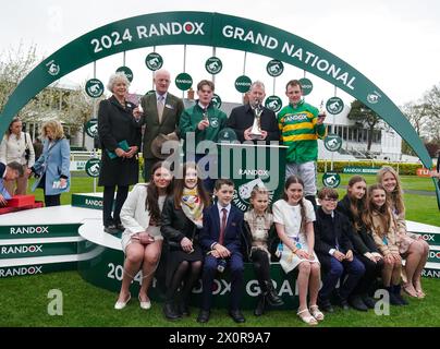 L’entraîneur Willie Mullins, le propriétaire J. P. McManus avec ses petits-enfants et le jockey Paul Townend après I Am Maximus a remporté le Randox Grand National handicap Chase le troisième jour du Randox Grand National Festival 2024 à l’hippodrome d’Aintree, Liverpool. Date de la photo : samedi 13 avril 2024. Banque D'Images