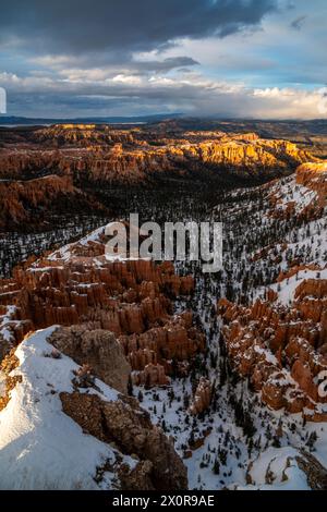 Coucher de soleil au-dessus de l'amphithéâtre à Sunset point dans le parc national de Bryce Canyon dans l'Utah. Banque D'Images