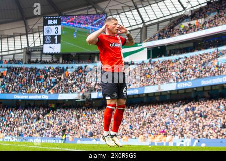 Ross Barkley #6 du Luton Town FC célèbre son but lors du match de premier League entre Manchester City et Luton Town au stade Etihad de Manchester le samedi 13 avril 2024. (Photo : Mike Morese | mi News) crédit : MI News & Sport /Alamy Live News Banque D'Images