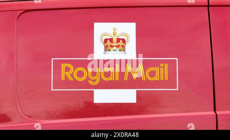 Royal mail signe sur le côté d'une camionnette, Angleterre, Royaume-Uni Banque D'Images