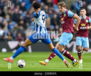 Turf Moor, Burnley, Lancashire, Royaume-Uni. 13 avril 2024. Premier League Football, Burnley contre Brighton et Hove Albion ; Sander Berge de Burnley passe le ballon sur Joao Pedro de Brighton Credit : action plus Sports/Alamy Live News Banque D'Images