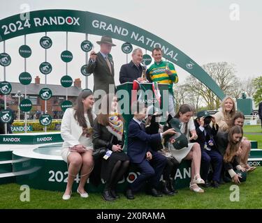 13 avril 2024 ; Aintree Racecourse, Aintree, Merseyside, Angleterre : 2024 Grand National Festival Day 3 ; Willie Mullins, entraîneur, JP McManus, propriétaire et Paul Townend rider de I am Maximus tiennent leurs trophées après avoir remporté le Randox Grand National Steeple Chase Banque D'Images