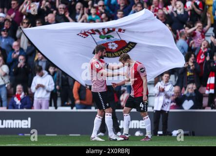 Flynn Downes de Southampton célèbre avec Jack Stephens après avoir marqué son troisième but en temps supplémentaire lors du Sky Bet Championship match au St Mary's Stadium de Southampton. Date de la photo : samedi 13 avril 2024. Banque D'Images