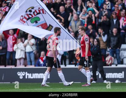 Flynn Downes de Southampton célèbre avec Jack Stephens après avoir marqué son troisième but en temps supplémentaire lors du Sky Bet Championship match au St Mary's Stadium de Southampton. Date de la photo : samedi 13 avril 2024. Banque D'Images