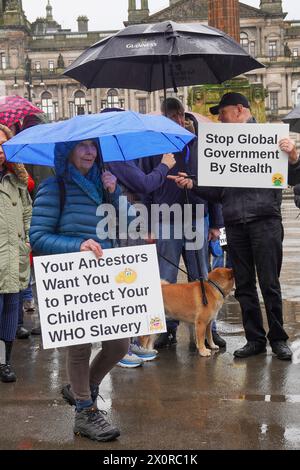 Glasgow, Royaume-Uni. , . Un petit groupe de manifestants s'est rendu à George Square, Glasgow, Royaume-Uni, pour manifester contre le transfert de pouvoirs par le gouvernement britannique à l'Organisation mondiale de la santé (W.H, O.) crédit : Findlay/Alamy Live News Banque D'Images