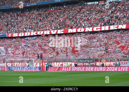 Munich, Allemagne. 13 avril 2024. MUNICH, ALLEMAGNE - 13 AVRIL : fans du FC Bayern Muenchen lors du match de Bundesliga opposant le FC Bayern Muenchen au 1. FC Koeln à l'Allianz Arena le 13 avril 2024 à Munich, Allemagne.240413 SEPA 24 042 - 20240413 PD6159 crédit : APA-PictureDesk/Alamy Live News Banque D'Images