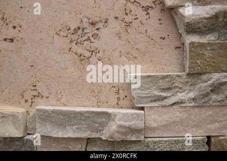 Le beau mur de pierre beige de l'ancien bâtiment se compose de petites briques. Banque D'Images