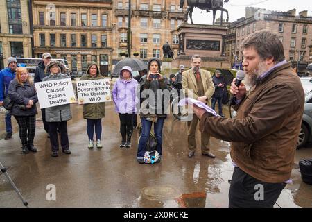 Glasgow, Royaume-Uni. , . Un petit groupe de manifestants s'est rendu à George Square, Glasgow, Royaume-Uni, pour manifester contre le transfert de pouvoirs par le gouvernement britannique à l'Organisation mondiale de la santé (W.H, O.) crédit : Findlay/Alamy Live News Banque D'Images