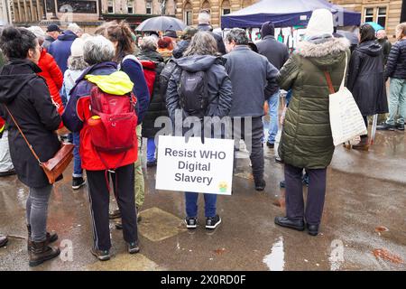 Glasgow, Royaume-Uni. , . Un petit groupe de manifestants s'est rendu à George Square, Glasgow, Royaume-Uni, pour manifester contre le transfert de pouvoirs par le gouvernement britannique à l'Organisation mondiale de la santé (W.H, O.) crédit : Findlay/Alamy Live News Banque D'Images