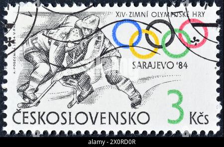 Timbre-poste oblitéré imprimé par la Tchécoslovaquie, qui montre Hockey sur glace et promeut les Jeux Olympiques d'hiver 1984 - Sarajevo, vers 1984. Banque D'Images