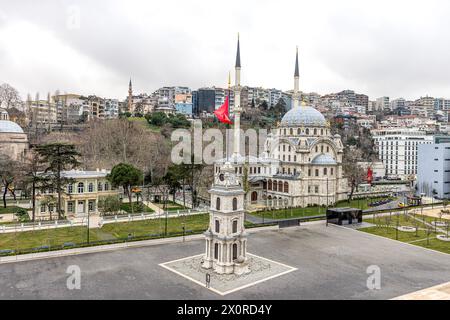 Mosquée Karakoy Nusretiye et tour de l'horloge tophane. La mosquée Nusretiye est une mosquée ornée située dans le quartier Tophane de Beyoglu, Istanbul, Turquie. Banque D'Images