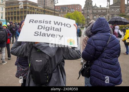 Glasgow, Royaume-Uni. , . Un petit groupe de manifestants s'est rendu à George Square, Glasgow, Royaume-Uni, pour manifester contre le transfert de pouvoirs par le gouvernement britannique à l'Organisation mondiale de la santé (W.H, O.) crédit : Findlay/Alamy Live News Banque D'Images