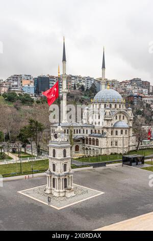 Mosquée Karakoy Nusretiye et tour de l'horloge tophane. La mosquée Nusretiye est une mosquée ornée située dans le quartier Tophane de Beyoglu, Istanbul, Turquie. Banque D'Images