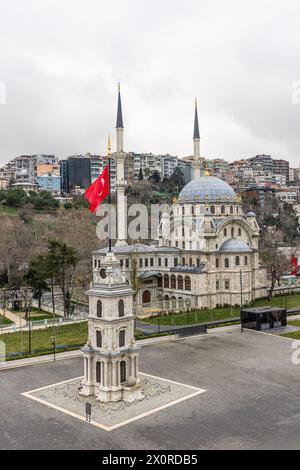 Mosquée Karakoy Nusretiye et tour de l'horloge tophane. La mosquée Nusretiye est une mosquée ornée située dans le quartier Tophane de Beyoglu, Istanbul, Turquie. Banque D'Images