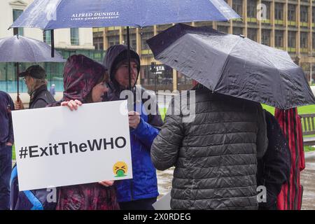 Glasgow, Royaume-Uni. , . Un petit groupe de manifestants s'est rendu à George Square, Glasgow, Royaume-Uni, pour manifester contre le transfert de pouvoirs par le gouvernement britannique à l'Organisation mondiale de la santé (W.H, O.) crédit : Findlay/Alamy Live News Banque D'Images