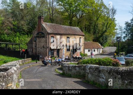 Stopham Bridge, West Sussex, Angleterre, Royaume-Uni, un joli pont de pierre médiéval sur la rivière Arun qui est classé Grade I, avec le pub White Hart Banque D'Images