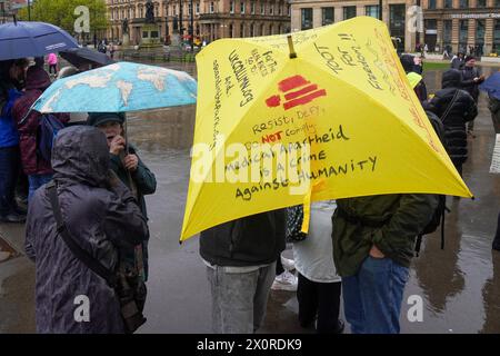 Glasgow, Royaume-Uni. , . Un petit groupe de manifestants s'est rendu à George Square, Glasgow, Royaume-Uni, pour manifester contre le transfert de pouvoirs par le gouvernement britannique à l'Organisation mondiale de la santé (W.H, O.) crédit : Findlay/Alamy Live News Banque D'Images