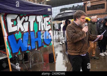 Glasgow, Royaume-Uni. , . Un petit groupe de manifestants s'est rendu à George Square, Glasgow, Royaume-Uni, pour manifester contre le transfert de pouvoirs par le gouvernement britannique à l'Organisation mondiale de la santé (W.H, O.) crédit : Findlay/Alamy Live News Banque D'Images