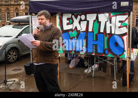 Glasgow, Royaume-Uni. , . Un petit groupe de manifestants s'est rendu à George Square, Glasgow, Royaume-Uni, pour manifester contre le transfert de pouvoirs par le gouvernement britannique à l'Organisation mondiale de la santé (W.H, O.) crédit : Findlay/Alamy Live News Banque D'Images