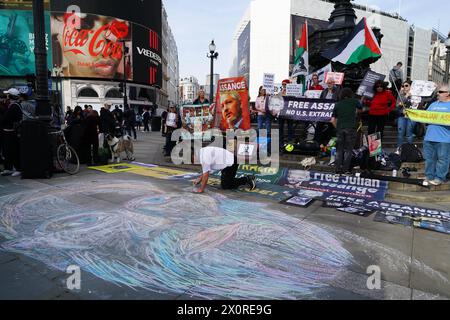 DATE RECORD NON INDIQUÉE manifestation de Julian Assange au Piccadilly Circus à Londres manifestation de Julian Assange au Piccadilly Circus à Londres. Cette semaine marque 5 ans depuis sa capture et son incarcération. Londres Angleterre Royaume-Uni Copyright : xJoaoxDanielxPereirax Banque D'Images