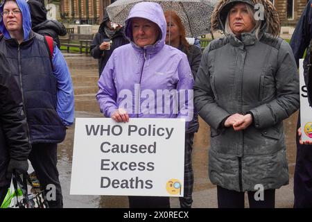 Glasgow, Royaume-Uni. , . Un petit groupe de manifestants s'est rendu à George Square, Glasgow, Royaume-Uni, pour manifester contre le transfert de pouvoirs par le gouvernement britannique à l'Organisation mondiale de la santé (W.H, O.) crédit : Findlay/Alamy Live News Banque D'Images