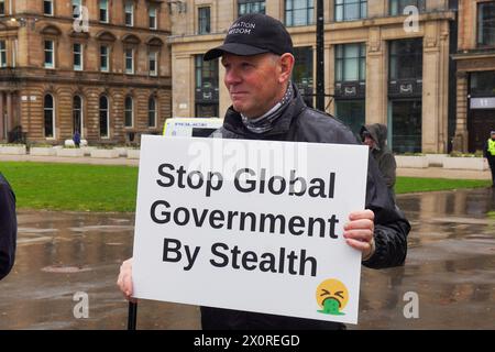 Glasgow, Royaume-Uni. , . Un petit groupe de manifestants s'est rendu à George Square, Glasgow, Royaume-Uni, pour manifester contre le transfert de pouvoirs par le gouvernement britannique à l'Organisation mondiale de la santé (W.H, O.) crédit : Findlay/Alamy Live News Banque D'Images