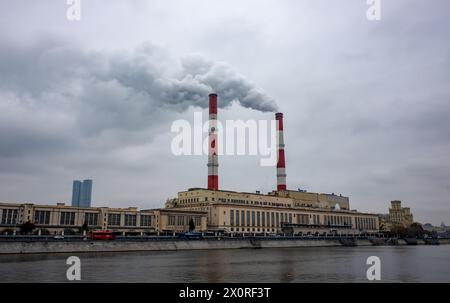 22 octobre 2023, Moscou, Russie. Fumée et vapeur des tuyaux de la centrale thermique CHP-12 sur le remblai de Berezhkovskaya. Banque D'Images