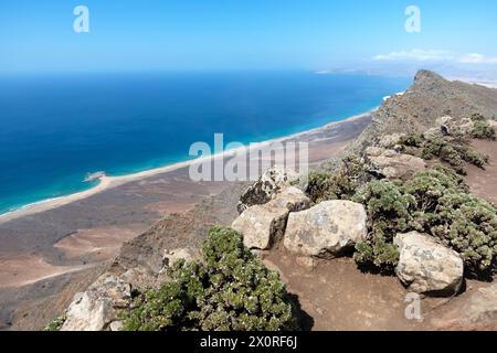 Vue depuis le sommet du Pico de la Zarza, le point culminant de Fuerteventura, vers les plages de Cofete et Barlovento dans les îles Canaries, Espagne Banque D'Images