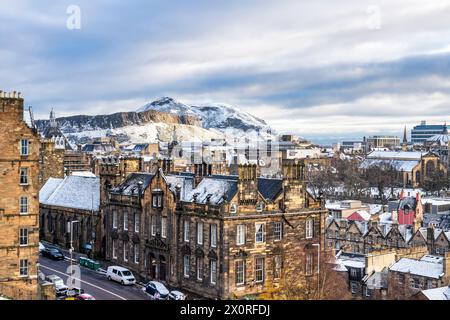 Vue sur les bâtiments de Johnston Terrace et le Grassmarket, à Salisbury Crags et Arthur's Seat avec une aspersion de neige - Édimbourg, Écosse Royaume-Uni Banque D'Images