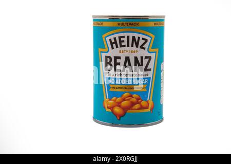 Wolverhampton, Royaume-Uni – 12 avril 2024 : Can of Heinz Baked Beans sur fond blanc Banque D'Images