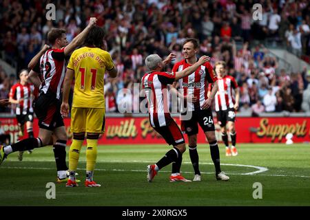 Brentford célèbre le propre but d'Ollie Arblaster en leur mettant un but en avance lors du match de premier League entre Brentford et Sheffield United au Gtech Community Stadium, Brentford, samedi 13 avril 2024. (Photo : Tom West | mi News) crédit : MI News & Sport /Alamy Live News Banque D'Images