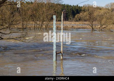 Mesure du niveau d'eau pendant les hautes eaux sur la rivière au printemps Banque D'Images