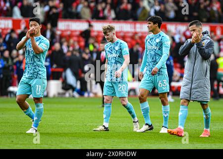 The City Ground, Nottingham, Royaume-Uni. 13 avril 2024. Premier League Football, Nottingham Forest contre Wolverhampton Wanderers ; Hwang Hee-chan, Tommy Doyle, Nathan Fraser et Pablo Sarabia de Wolves applaudissent les fans itinérants après le dernier coup de fouet Credit : action plus Sports/Alamy Live News Banque D'Images