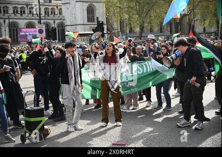 Parliament Square, Londres, Royaume-Uni. 13 avril 2024. Rassemblement de masse pour arrêter d'armer Israël et pour arrêter le génocide à Londres, Royaume-Uni. Crédit : Voir Li/Picture Capital/Alamy Live News Banque D'Images