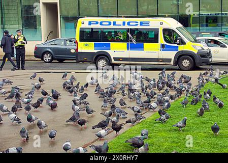 Glasgow, Écosse, Royaume-Uni. 13 avril 2024 : Freedomfront. co.uk manifestation sur la place george contre les règlements sanitaires de l'OMS avec présence policière. Crédit Gerard Ferry /Alamy Live News Banque D'Images